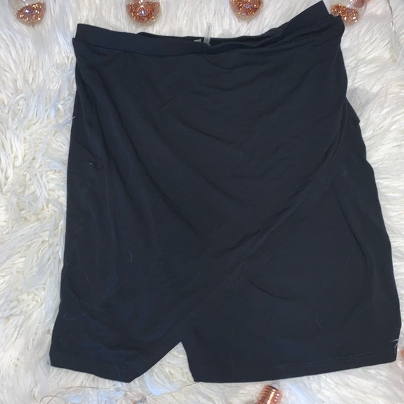 A mid length skirt - Picture 1 of 3